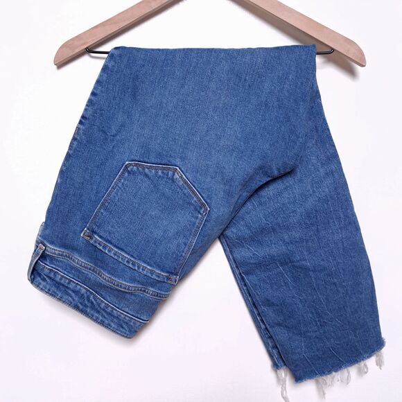 Old Navy Power Slim Straight High Rise Denim Jeans Raw Hem Womens 16 Medium Wash - Picture 1 of 10